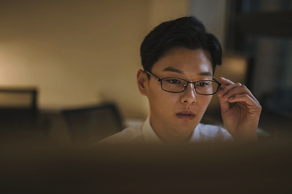 포토 JPG 응시 남자 실내 피곤 한명 앉기 상반신 20대 성인 앞모습 아웃포커스 컴퓨터 사무실 한국인 업무 직장인 비즈니스맨 야근 워커홀릭 성인남자한명만 국내포토 직업 1 시선 뷰포인트 컨셉 비즈니스 모션 촬영기법 사람 동양인 청년 내부 전자제품 작업 남자한명만 성인남자만 파일형식