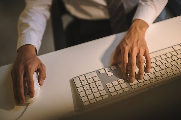 포토 JPG 손 남자 실내 한명 앉기 상반신 20대 성인 아웃포커스 신체부위 사무실 한국인 키보드 마우스 업무 직장인 비즈니스맨 야근 워커홀릭 성인남자한명만 국내포토 직업 1 비즈니스 모션 촬영기법 사람 동양인 청년 내부 컴퓨터용품 작업 남자한명만 성인남자만 파일형식