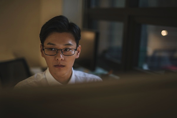 포토 JPG 남자 실내 피곤 한명 앉기 상반신 20대 성인 앞모습 아웃포커스 컴퓨터 사무실 한국인 업무 직장인 비즈니스맨 야근 워커홀릭 성인남자한명만 국내포토 직업 1 뷰포인트 컨셉 비즈니스 모션 촬영기법 사람 동양인 청년 내부 전자제품 작업 남자한명만 성인남자만 파일형식