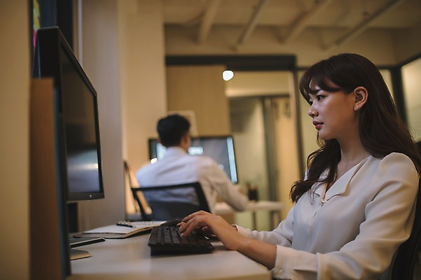 포토 JPG 응시 여자 남자 실내 앉기 상반신 20대 성인 두명 옆모습 뒷모습 아웃포커스 30대 컴퓨터 사무실 한국인 업무 직장인 비즈니스맨 비즈니스우먼 동료 야근 워커홀릭 성인만 국내포토 직업 시선 뷰포인트 비즈니스 관계 모션 촬영기법 사람 동양인 청년 내부 장년 전자제품 작업 파일형식