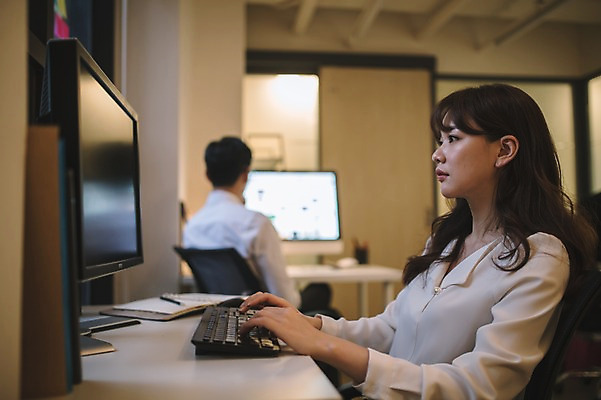 포토 JPG 응시 여자 남자 실내 앉기 상반신 20대 성인 두명 옆모습 뒷모습 아웃포커스 30대 컴퓨터 사무실 한국인 업무 직장인 비즈니스맨 비즈니스우먼 동료 야근 워커홀릭 성인만 국내포토 직업 시선 뷰포인트 비즈니스 관계 모션 촬영기법 사람 동양인 청년 내부 장년 전자제품 작업 파일형식