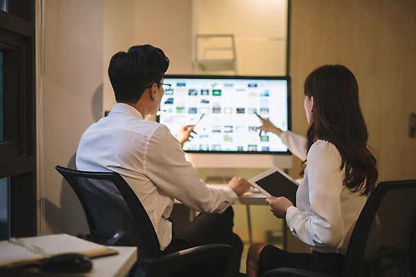 포토 JPG 응시 여자 남자 실내 대화 앉기 상반신 20대 성인 두명 뒷모습 아웃포커스 30대 컴퓨터 태블릿 사무실 한국인 업무 직장인 비즈니스맨 비즈니스우먼 토론 동료 성인만 국내포토 직업 시선 뷰포인트 비즈니스 관계 모션 촬영기법 말하기 사람 동양인 청년 내부 장년 전자제품 스마트기기 작업 파일형식