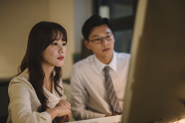 포토 JPG 응시 여자 남자 실내 대화 앉기 상반신 20대 성인 두명 앞모습 아웃포커스 30대 컴퓨터 사무실 한국인 업무 직장인 비즈니스맨 비즈니스우먼 토론 동료 성인만 국내포토 직업 시선 뷰포인트 비즈니스 관계 모션 촬영기법 말하기 사람 동양인 청년 내부 장년 전자제품 작업 파일형식