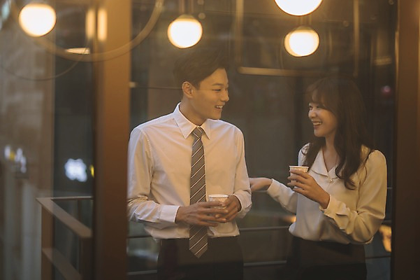 포토 JPG 응시 여자 남자 난간 휴식 실내 대화 서기 미소 상반신 20대 성인 두명 건물 앞모습 아웃포커스 30대 한국인 발코니 직장인 비즈니스맨 비즈니스우먼 동료 성인만 국내포토 직업 건축물 시선 뷰포인트 컨셉 비즈니스 관계 모션 촬영기법 표정 말하기 사람 동양인 청년 내부 장년 파일형식