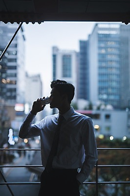 포토 JPG 주간 남자 난간 휴식 한명 서기 상반신 20대 성인 야외 건물 앞모습 아웃포커스 한국인 발코니 직장인 비즈니스맨 성인남자한명만 국내포토 자연요소 직업 1 건축물 뷰포인트 컨셉 비즈니스 모션 촬영기법 사람 동양인 청년 남자한명만 성인남자만 파일형식