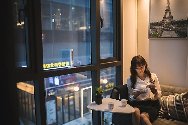 포토 JPG 응시 여자 창문 실내 한명 앉기 상반신 성인 앞모습 아웃포커스 책 30대 소파 독서 카페 한국인 직장인 비즈니스우먼 안식처 성인여자한명만 국내포토 직업 1 시선 뷰포인트 의자 비즈니스 모션 휴식 촬영기법 사람 동양인 내부 장년 상점 여자한명만 성인여자만 파일형식