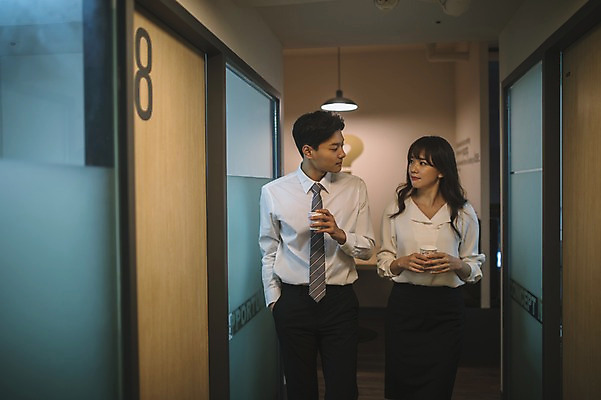 포토 JPG 응시 여자 남자 커피 실내 미소 상반신 20대 성인 두명 앞모습 30대 사무실 걷기 한국인 직장인 비즈니스맨 비즈니스우먼 복도 동료 성인만 국내포토 직업 시선 음료 뷰포인트 비즈니스 관계 모션 표정 사람 동양인 청년 내부 장년 파일형식