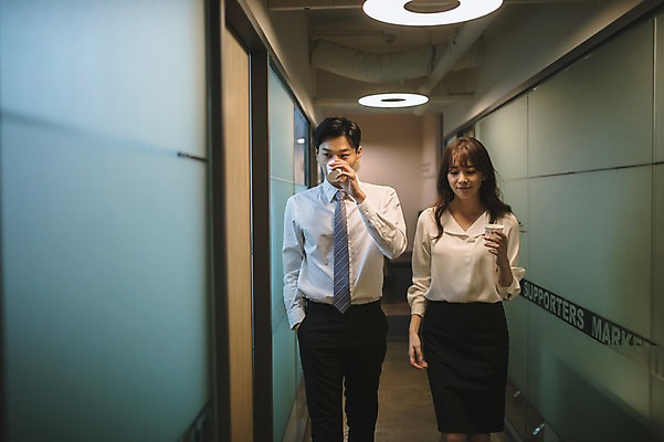 포토 JPG 응시 여자 남자 커피 실내 미소 들기 상반신 20대 성인 두명 앞모습 30대 사무실 걷기 한국인 직장인 비즈니스맨 비즈니스우먼 동료 성인만 국내포토 직업 시선 음료 뷰포인트 비즈니스 관계 모션 표정 사람 동양인 청년 내부 장년 파일형식