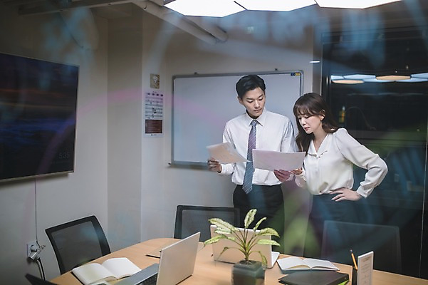 포토 JPG 응시 여자 남자 실내 서기 들기 상반신 20대 성인 두명 앞모습 30대 노트북 사무실 자료 한국인 직장인 비즈니스맨 비즈니스우먼 동료 문서 성인만 국내포토 직업 시선 뷰포인트 비즈니스 관계 모션 사람 동양인 청년 내부 장년 전자제품 파일형식 인종