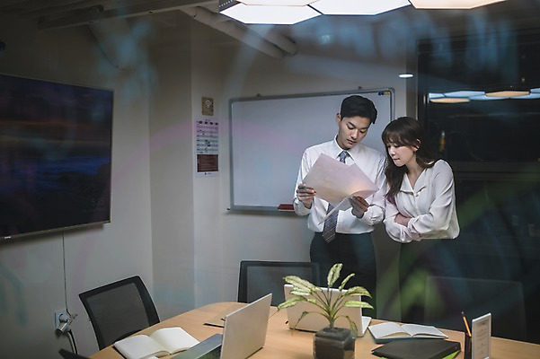포토 JPG 응시 여자 남자 실내 서기 들기 상반신 20대 성인 두명 앞모습 30대 노트북 사무실 자료 한국인 직장인 비즈니스맨 비즈니스우먼 동료 문서 성인만 국내포토 직업 시선 뷰포인트 비즈니스 관계 모션 사람 동양인 청년 내부 장년 전자제품 파일형식