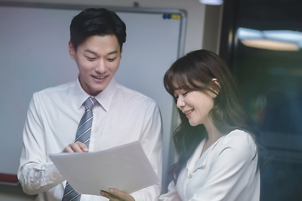 포토 JPG 응시 여자 남자 실내 서기 들기 상반신 20대 성인 두명 앞모습 옆모습 30대 사무실 자료 한국인 직장인 비즈니스맨 비즈니스우먼 동료 문서 성인만 국내포토 직업 시선 뷰포인트 비즈니스 관계 모션 사람 동양인 청년 내부 장년 파일형식