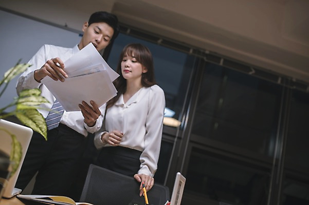 포토 JPG 응시 여자 남자 로우앵글 실내 서기 들기 상반신 20대 성인 두명 앞모습 30대 사무실 자료 한국인 직장인 비즈니스맨 비즈니스우먼 동료 문서 성인만 국내포토 직업 시선 뷰포인트 비즈니스 관계 모션 사람 동양인 청년 내부 장년 파일형식