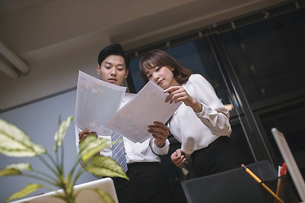 포토 JPG 응시 여자 남자 로우앵글 실내 서기 들기 상반신 20대 성인 두명 앞모습 30대 사무실 자료 한국인 직장인 비즈니스맨 비즈니스우먼 동료 문서 성인만 국내포토 직업 시선 뷰포인트 비즈니스 관계 모션 사람 동양인 청년 내부 장년 파일형식 인종