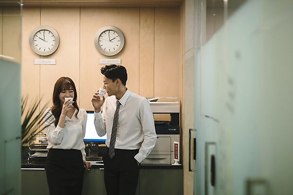 포토 JPG 여자 남자 커피 시계 휴식 실내 서기 들기 상반신 20대 성인 두명 앞모습 아웃포커스 30대 사무실 한국인 마시기 직장인 비즈니스맨 비즈니스우먼 동료 성인만 국내포토 직업 음료 뷰포인트 컨셉 비즈니스 관계 모션 촬영기법 사람 동양인 청년 내부 장년 파일형식