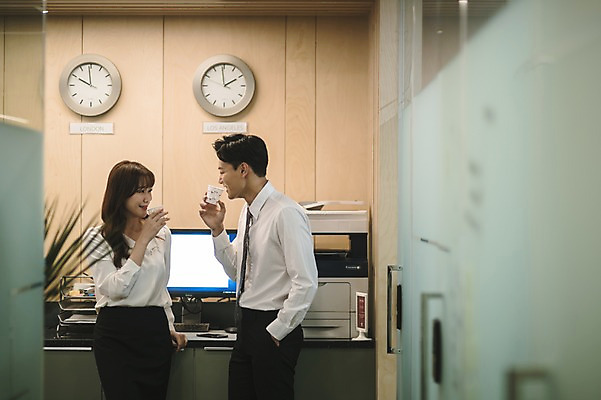 포토 JPG 응시 여자 남자 커피 시계 휴식 실내 서기 미소 들기 상반신 20대 성인 두명 앞모습 아웃포커스 30대 사무실 한국인 직장인 비즈니스맨 비즈니스우먼 동료 성인만 국내포토 직업 시선 음료 뷰포인트 컨셉 비즈니스 관계 모션 촬영기법 표정 사람 동양인 청년 내부 장년 파일형식