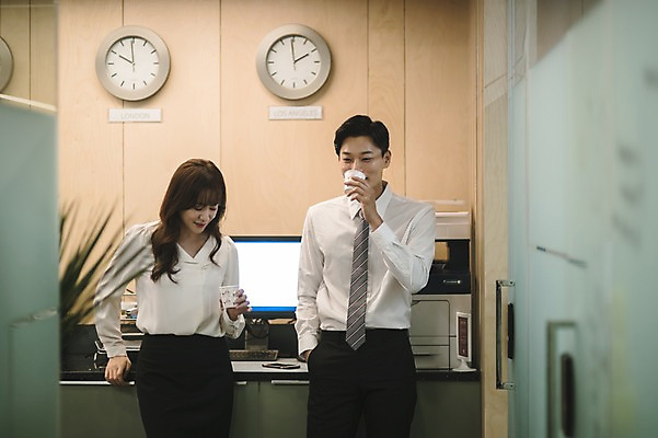 포토 JPG 여자 남자 커피 시계 휴식 실내 서기 들기 상반신 20대 성인 두명 앞모습 아웃포커스 30대 사무실 한국인 직장인 비즈니스맨 비즈니스우먼 동료 성인만 국내포토 직업 음료 뷰포인트 컨셉 비즈니스 관계 모션 촬영기법 사람 동양인 청년 내부 장년 파일형식