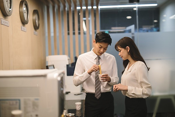 포토 JPG 여자 남자 커피 시계 휴식 실내 서기 들기 상반신 20대 성인 두명 옆모습 아웃포커스 30대 사무실 한국인 직장인 비즈니스맨 비즈니스우먼 동료 성인만 국내포토 직업 음료 뷰포인트 컨셉 비즈니스 관계 모션 촬영기법 사람 동양인 청년 내부 장년 파일형식