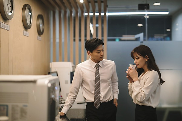 포토 JPG 여자 남자 커피 시계 휴식 실내 서기 들기 상반신 20대 성인 두명 앞모습 옆모습 아웃포커스 30대 사무실 한국인 직장인 비즈니스맨 비즈니스우먼 동료 성인만 국내포토 직업 음료 뷰포인트 컨셉 비즈니스 관계 모션 촬영기법 사람 동양인 청년 내부 장년 파일형식 인종
