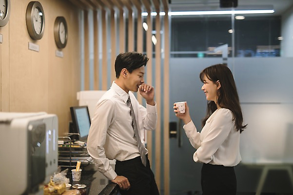 포토 JPG 여자 남자 커피 시계 휴식 실내 서기 들기 상반신 20대 성인 두명 옆모습 아웃포커스 30대 사무실 한국인 직장인 비즈니스맨 비즈니스우먼 동료 성인만 국내포토 직업 음료 뷰포인트 컨셉 비즈니스 관계 모션 촬영기법 사람 동양인 청년 내부 장년 파일형식 인종