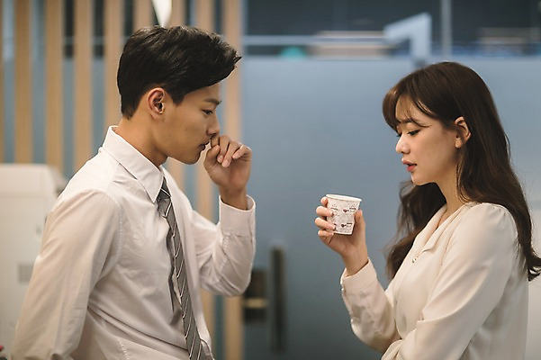 포토 JPG 여자 남자 커피 시계 휴식 실내 서기 들기 상반신 20대 성인 두명 옆모습 아웃포커스 30대 사무실 한국인 직장인 비즈니스맨 비즈니스우먼 동료 성인만 국내포토 직업 음료 뷰포인트 컨셉 비즈니스 관계 모션 촬영기법 사람 동양인 청년 내부 장년 파일형식