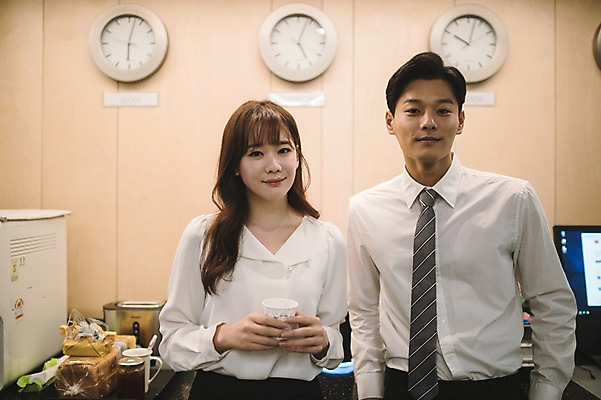 포토 JPG 여자 남자 커피 시계 휴식 실내 서기 들기 상반신 20대 성인 두명 앞모습 아웃포커스 30대 사무실 한국인 직장인 비즈니스맨 비즈니스우먼 동료 성인만 국내포토 직업 음료 뷰포인트 컨셉 비즈니스 관계 모션 촬영기법 사람 동양인 청년 내부 장년 파일형식
