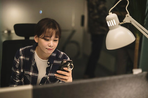 포토 JPG 응시 여자 실내 한명 들기 앉기 상반신 성인 앞모습 아웃포커스 30대 스마트폰 사무실 한국인 직장인 비즈니스우먼 성인여자한명만 국내포토 직업 1 시선 뷰포인트 비즈니스 모션 촬영기법 사람 동양인 내부 장년 핸드폰 스마트기기 여자한명만 성인여자만 파일형식