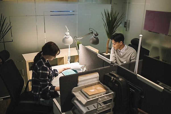 포토 JPG 응시 여자 남자 조명 실내 앉기 상반신 20대 성인 두명 앞모습 옆모습 아웃포커스 30대 컴퓨터 사무실 한국인 업무 직장인 비즈니스맨 비즈니스우먼 책상 동료 문서 성인만 국내포토 직업 시선 뷰포인트 가구 비즈니스 관계 모션 촬영기법 사람 동양인 청년 내부 장년 전자제품 작업 파일형식