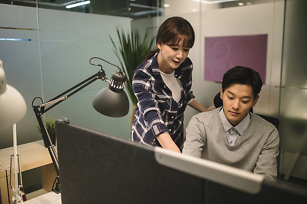 포토 JPG 응시 여자 남자 조명 실내 서기 미소 앉기 상반신 20대 성인 두명 앞모습 아웃포커스 30대 컴퓨터 사무실 한국인 가리킴 업무 직장인 비즈니스맨 비즈니스우먼 책상 동료 성인만 국내포토 직업 시선 뷰포인트 가구 비즈니스 관계 모션 촬영기법 표정 사람 동양인 손짓 청년 내부 장년 전자제품 작업 파일형식