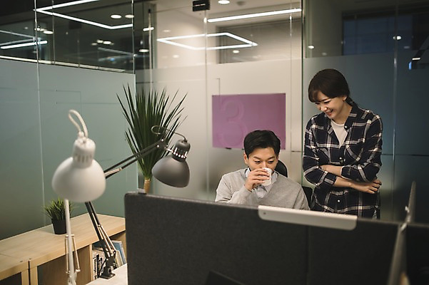 포토 JPG 응시 여자 남자 커피 조명 실내 서기 앉기 상반신 20대 성인 두명 앞모습 아웃포커스 30대 컴퓨터 사무실 팔짱 한국인 마시기 업무 직장인 비즈니스맨 비즈니스우먼 책상 동료 성인만 국내포토 직업 시선 음료 뷰포인트 가구 비즈니스 관계 모션 촬영기법 사람 동양인 청년 내부 장년 전자제품 작업 파일형식