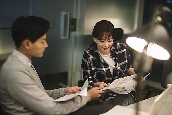 포토 직업 시선 여자 남자 뷰포인트 가구 비즈니스 관계 모션 촬영기법 말하기 사람 동양인 청년 내부 장년 작업 직장인 파일형식 문서 응시 옆모습 앞모습 JPG 한국인 동료 비즈니스우먼 비즈니스맨 두명 성인 20대 상반신 앉기 실내 사무실 30대 아웃포커스 조명 업무 책상 대화 들기 성인만 국내포토