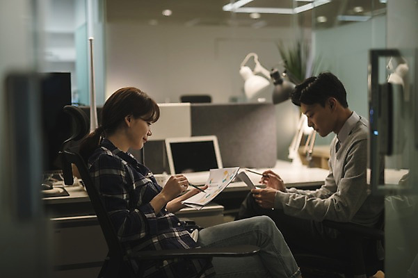 포토 JPG 응시 여자 남자 조명 실내 대화 들기 앉기 상반신 20대 성인 두명 옆모습 아웃포커스 30대 컴퓨터 사무실 한국인 업무 직장인 비즈니스맨 비즈니스우먼 책상 동료 문서 성인만 국내포토 직업 시선 뷰포인트 가구 비즈니스 관계 모션 촬영기법 말하기 사람 동양인 청년 내부 장년 전자제품 작업 파일형식