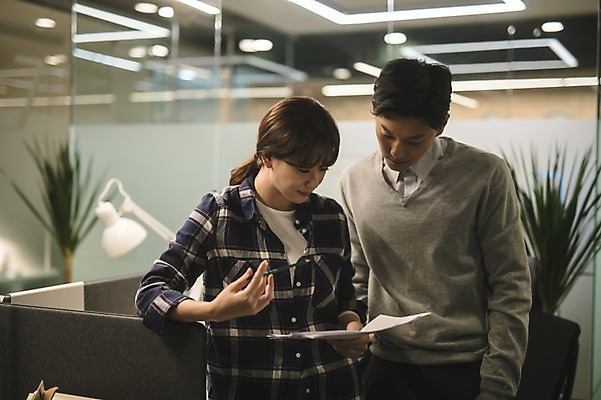 포토 JPG 응시 여자 남자 실내 대화 서기 들기 상반신 20대 성인 두명 앞모습 아웃포커스 30대 사무실 한국인 직장인 비즈니스맨 비즈니스우먼 동료 문서 성인만 국내포토 직업 시선 뷰포인트 비즈니스 관계 모션 촬영기법 말하기 사람 동양인 청년 내부 장년 파일형식 인종