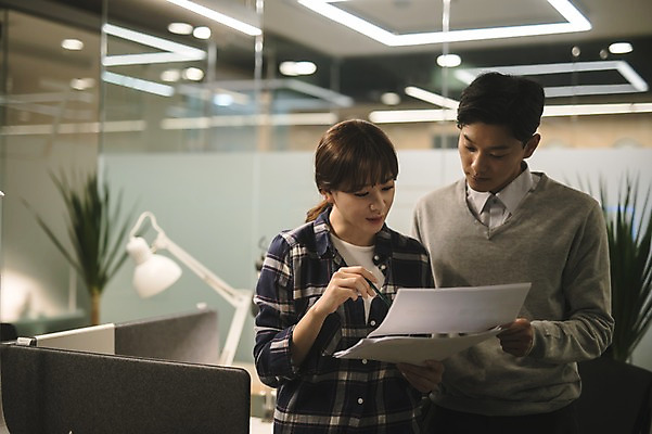 포토 JPG 응시 여자 남자 실내 대화 서기 들기 상반신 20대 성인 두명 앞모습 아웃포커스 30대 사무실 한국인 직장인 비즈니스맨 비즈니스우먼 동료 문서 성인만 국내포토 직업 시선 뷰포인트 비즈니스 관계 모션 촬영기법 말하기 사람 동양인 청년 내부 장년 파일형식