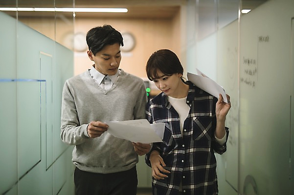 포토 JPG 응시 여자 남자 실내 대화 들기 상반신 20대 성인 두명 앞모습 아웃포커스 30대 사무실 걷기 한국인 직장인 비즈니스맨 비즈니스우먼 동료 문서 성인만 국내포토 직업 시선 뷰포인트 비즈니스 관계 모션 촬영기법 말하기 사람 동양인 청년 내부 장년 파일형식