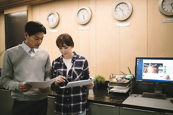 포토 JPG 응시 여자 남자 시계 실내 대화 서기 들기 상반신 20대 성인 두명 앞모습 아웃포커스 30대 컴퓨터 사무실 한국인 직장인 비즈니스맨 비즈니스우먼 동료 문서 성인만 국내포토 직업 시선 뷰포인트 비즈니스 관계 모션 촬영기법 말하기 사람 동양인 청년 내부 장년 전자제품 파일형식 인종