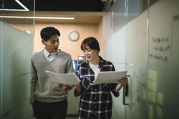 포토 JPG 응시 여자 남자 실내 대화 들기 상반신 20대 성인 두명 앞모습 아웃포커스 30대 사무실 걷기 한국인 직장인 비즈니스맨 비즈니스우먼 동료 문서 성인만 국내포토 직업 시선 뷰포인트 비즈니스 관계 모션 촬영기법 말하기 사람 동양인 청년 내부 장년 파일형식