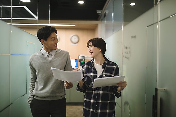 포토 JPG 응시 여자 남자 실내 대화 미소 들기 상반신 20대 성인 두명 앞모습 아웃포커스 30대 사무실 걷기 한국인 직장인 비즈니스맨 비즈니스우먼 동료 문서 성인만 국내포토 직업 시선 뷰포인트 비즈니스 관계 모션 촬영기법 표정 말하기 사람 동양인 청년 내부 장년 파일형식