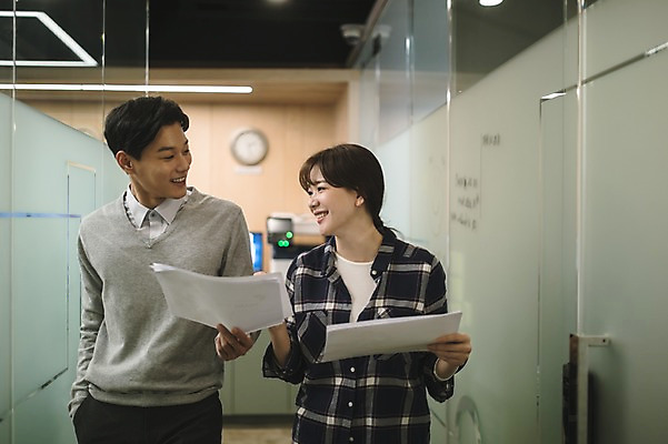 포토 JPG 응시 여자 남자 실내 대화 미소 들기 상반신 20대 성인 두명 앞모습 아웃포커스 30대 사무실 걷기 한국인 직장인 비즈니스맨 비즈니스우먼 동료 문서 성인만 국내포토 직업 시선 뷰포인트 비즈니스 관계 모션 촬영기법 표정 말하기 사람 동양인 청년 내부 장년 파일형식