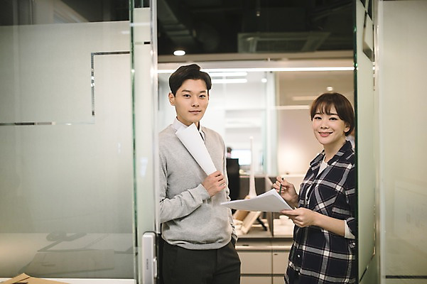 포토 JPG 여자 남자 실내 서기 미소 들기 상반신 20대 성인 두명 옆모습 아웃포커스 30대 사무실 한국인 직장인 비즈니스맨 비즈니스우먼 동료 문서 성인만 국내포토 직업 뷰포인트 비즈니스 관계 모션 촬영기법 표정 사람 동양인 청년 내부 장년 파일형식 인종