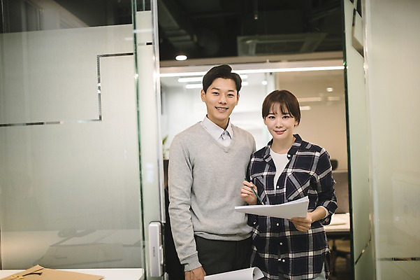 포토 JPG 여자 남자 실내 서기 미소 들기 상반신 20대 성인 두명 앞모습 아웃포커스 30대 사무실 한국인 직장인 비즈니스맨 비즈니스우먼 동료 문서 성인만 국내포토 직업 뷰포인트 비즈니스 관계 모션 촬영기법 표정 사람 동양인 청년 내부 장년 파일형식