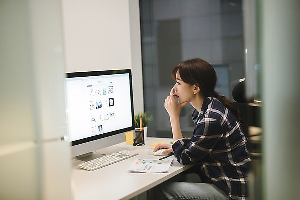 포토 JPG 응시 여자 실내 한명 앉기 상반신 성인 옆모습 아웃포커스 30대 컴퓨터 사무실 한국인 업무 직장인 비즈니스우먼 야근 성인여자한명만 국내포토 직업 1 시선 뷰포인트 비즈니스 모션 촬영기법 사람 동양인 내부 장년 전자제품 작업 여자한명만 성인여자만 파일형식