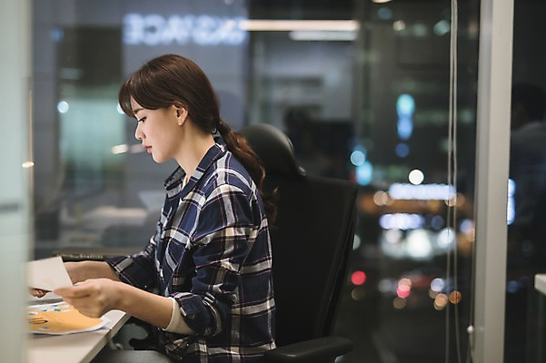 포토 JPG 응시 여자 실내 한명 앉기 상반신 성인 옆모습 아웃포커스 30대 사무실 한국인 업무 직장인 비즈니스우먼 문서 야근 성인여자한명만 국내포토 직업 1 시선 뷰포인트 비즈니스 모션 촬영기법 사람 동양인 내부 장년 작업 여자한명만 성인여자만 파일형식
