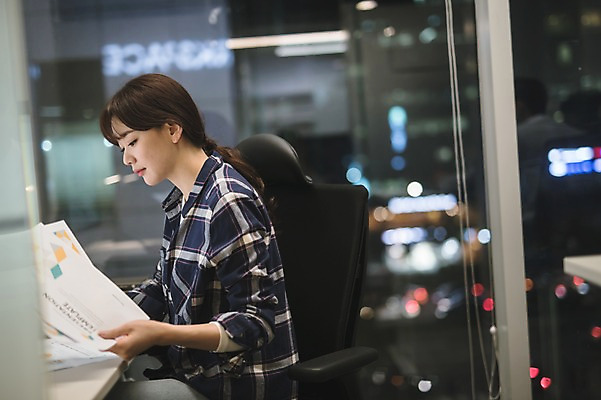 포토 JPG 응시 여자 실내 한명 앉기 상반신 성인 옆모습 아웃포커스 30대 사무실 한국인 업무 직장인 비즈니스우먼 문서 야근 성인여자한명만 국내포토 직업 1 시선 뷰포인트 비즈니스 모션 촬영기법 사람 동양인 내부 장년 작업 여자한명만 성인여자만 파일형식