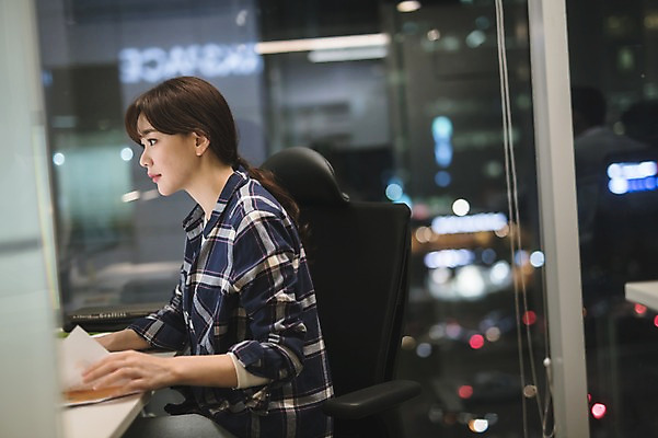 포토 JPG 응시 여자 실내 한명 앉기 상반신 성인 옆모습 아웃포커스 30대 사무실 한국인 업무 직장인 비즈니스우먼 문서 야근 성인여자한명만 국내포토 직업 1 시선 뷰포인트 비즈니스 모션 촬영기법 사람 동양인 내부 장년 작업 여자한명만 성인여자만 파일형식