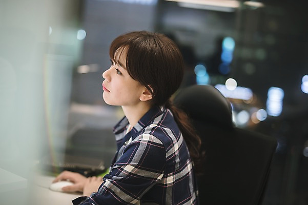 포토 JPG 응시 여자 실내 한명 앉기 상반신 성인 옆모습 아웃포커스 30대 사무실 한국인 업무 직장인 비즈니스우먼 문서 야근 성인여자한명만 국내포토 직업 1 시선 뷰포인트 비즈니스 모션 촬영기법 사람 동양인 내부 장년 작업 여자한명만 성인여자만 파일형식