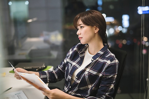 포토 JPG 응시 여자 실내 한명 앉기 상반신 성인 옆모습 아웃포커스 30대 사무실 한국인 업무 직장인 비즈니스우먼 문서 야근 성인여자한명만 국내포토 직업 1 시선 뷰포인트 비즈니스 모션 촬영기법 사람 동양인 내부 장년 작업 여자한명만 성인여자만 파일형식