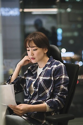 포토 JPG 응시 여자 실내 한명 앉기 상반신 성인 옆모습 아웃포커스 30대 사무실 한국인 업무 직장인 비즈니스우먼 문서 야근 성인여자한명만 국내포토 직업 1 시선 뷰포인트 비즈니스 모션 촬영기법 사람 동양인 내부 장년 작업 여자한명만 성인여자만 파일형식