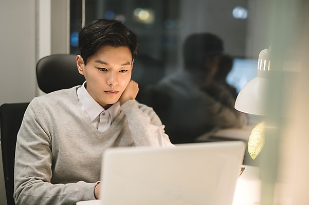 포토 JPG 응시 남자 실내 한명 앉기 상반신 20대 성인 앞모습 아웃포커스 컴퓨터 사무실 한국인 업무 직장인 비즈니스맨 야근 워커홀릭 성인남자한명만 국내포토 직업 1 시선 뷰포인트 비즈니스 모션 촬영기법 사람 동양인 청년 내부 전자제품 작업 남자한명만 성인남자만 파일형식