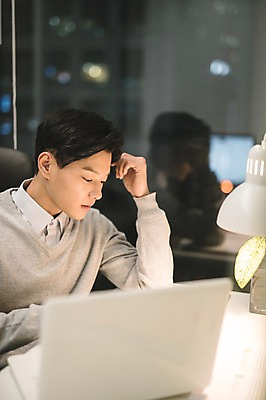 포토 JPG 응시 남자 실내 한명 앉기 상반신 20대 성인 옆모습 아웃포커스 컴퓨터 사무실 한국인 업무 직장인 비즈니스맨 야근 워커홀릭 성인남자한명만 국내포토 직업 1 시선 뷰포인트 비즈니스 모션 촬영기법 사람 동양인 청년 내부 전자제품 작업 남자한명만 성인남자만 파일형식