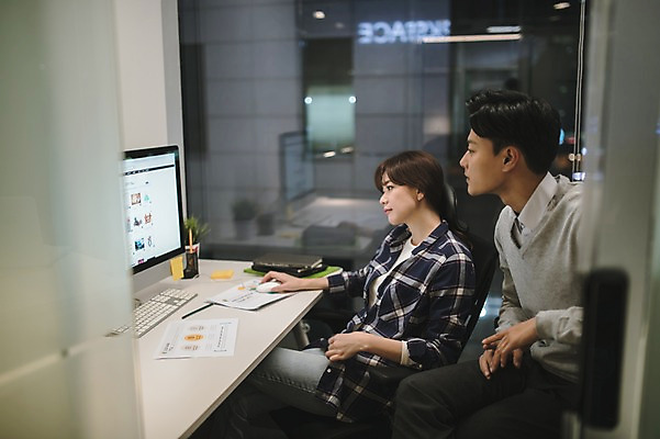 포토 JPG 응시 여자 남자 실내 앉기 상반신 20대 성인 두명 옆모습 아웃포커스 30대 컴퓨터 사무실 한국인 업무 직장인 비즈니스맨 비즈니스우먼 동료 문서 야근 워커홀릭 성인만 국내포토 직업 시선 뷰포인트 비즈니스 관계 모션 촬영기법 사람 동양인 청년 내부 장년 전자제품 작업 파일형식